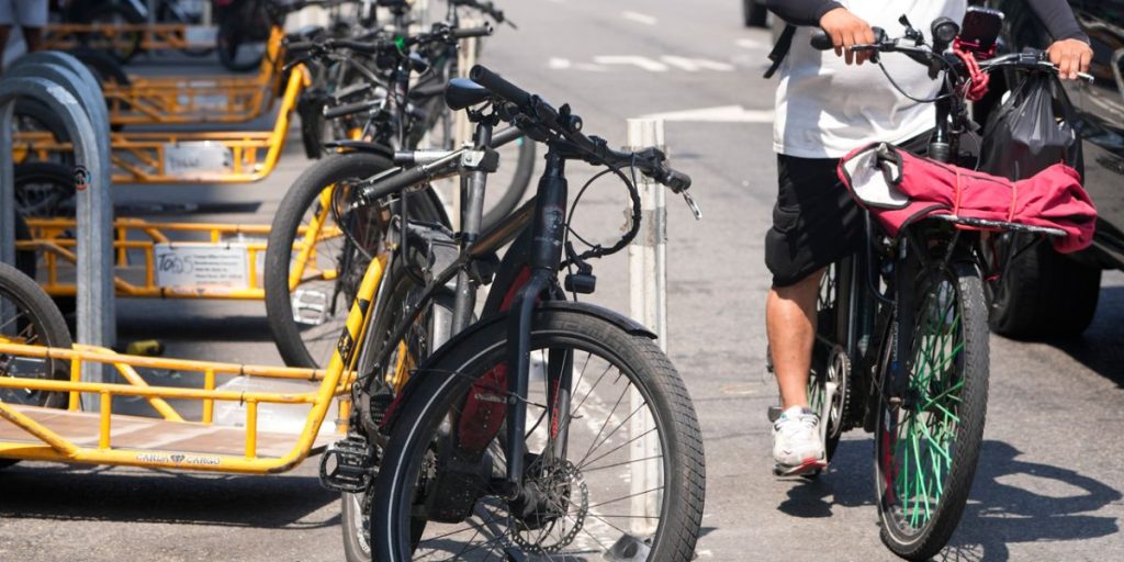 New Strategy! NYC Offers Replacement E-Bikes for Delivery Workers After Uncertified Models Are Banned