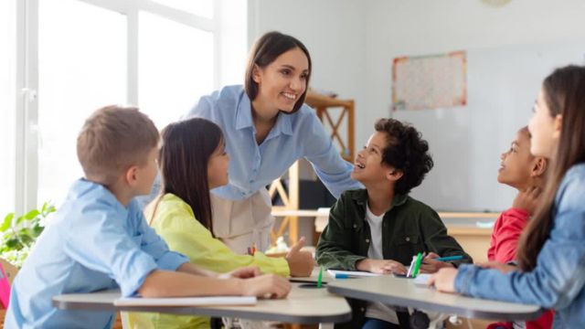 Teacher Resigns on Livestream, Breaks Down While Sharing Powerful Final Words with Students