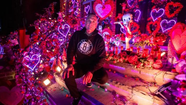 Viral Holiday House in NYC Attracts Massive Crowds Year-Round ‘Unbelievable,’ Visitors Say