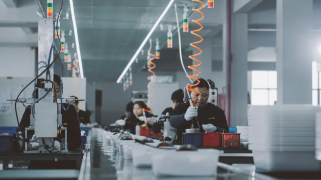 U.S. Glass Industry Struggles as China Floods Market with Cheap Exports